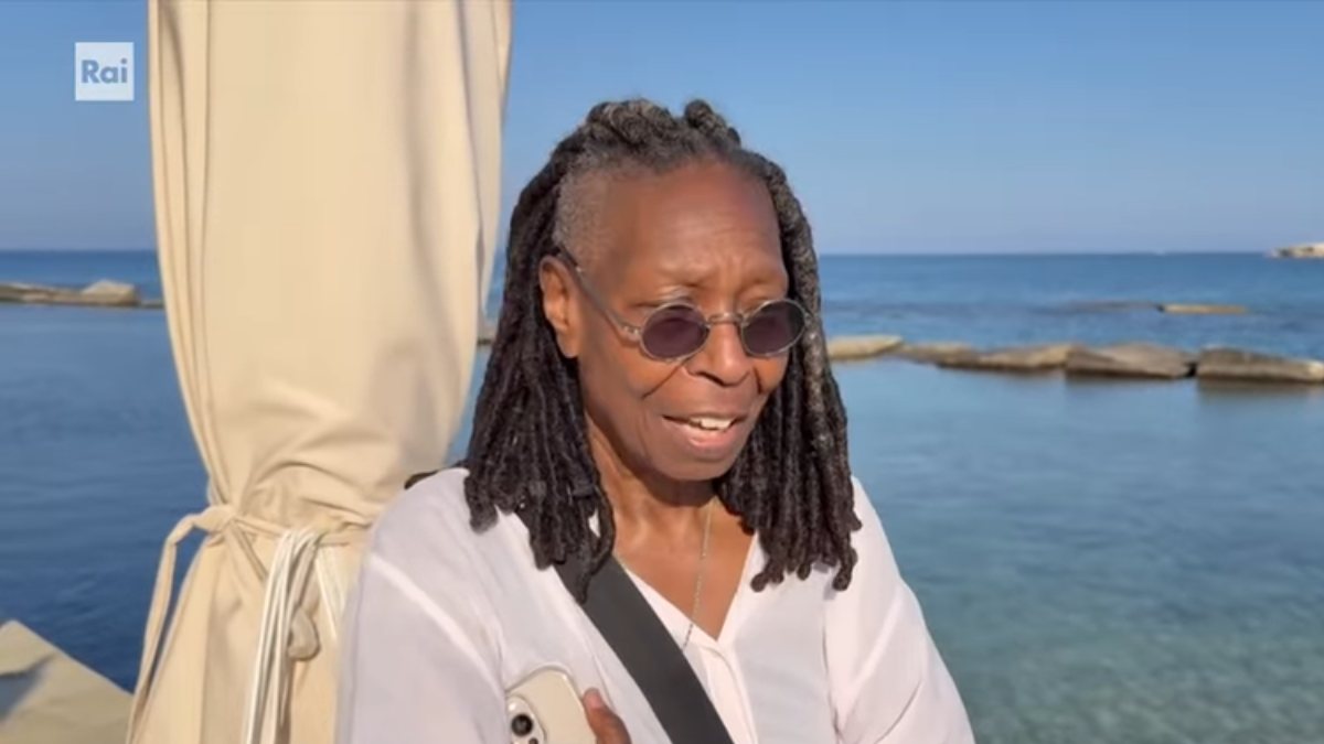 “Ecco perché l’ho fatto…”. Whoopi Goldberg entra nel cast di “Un posto al sole” (VIDEO)