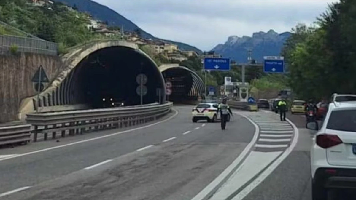 Paura in Italia, bambino corre tra le auto in mezzo alla statale. La scoperta choc: “Stava fuggendo” Paura in Italia, bambino corre tra le auto in mezzo alla statale. La scoperta choc: “Stava fuggendo”