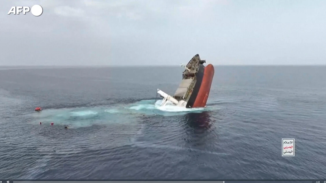 Nave colpita e affondata in mare, il video è da brividi Nave colpita e affondata in mare, il video è da brividi