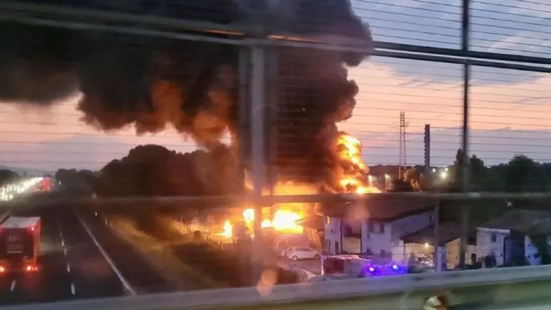 Maxi incendio sulla superstrada, chiuso un tratto importantissimo Maxi incendio sulla superstrada, chiuso un tratto importantissimo