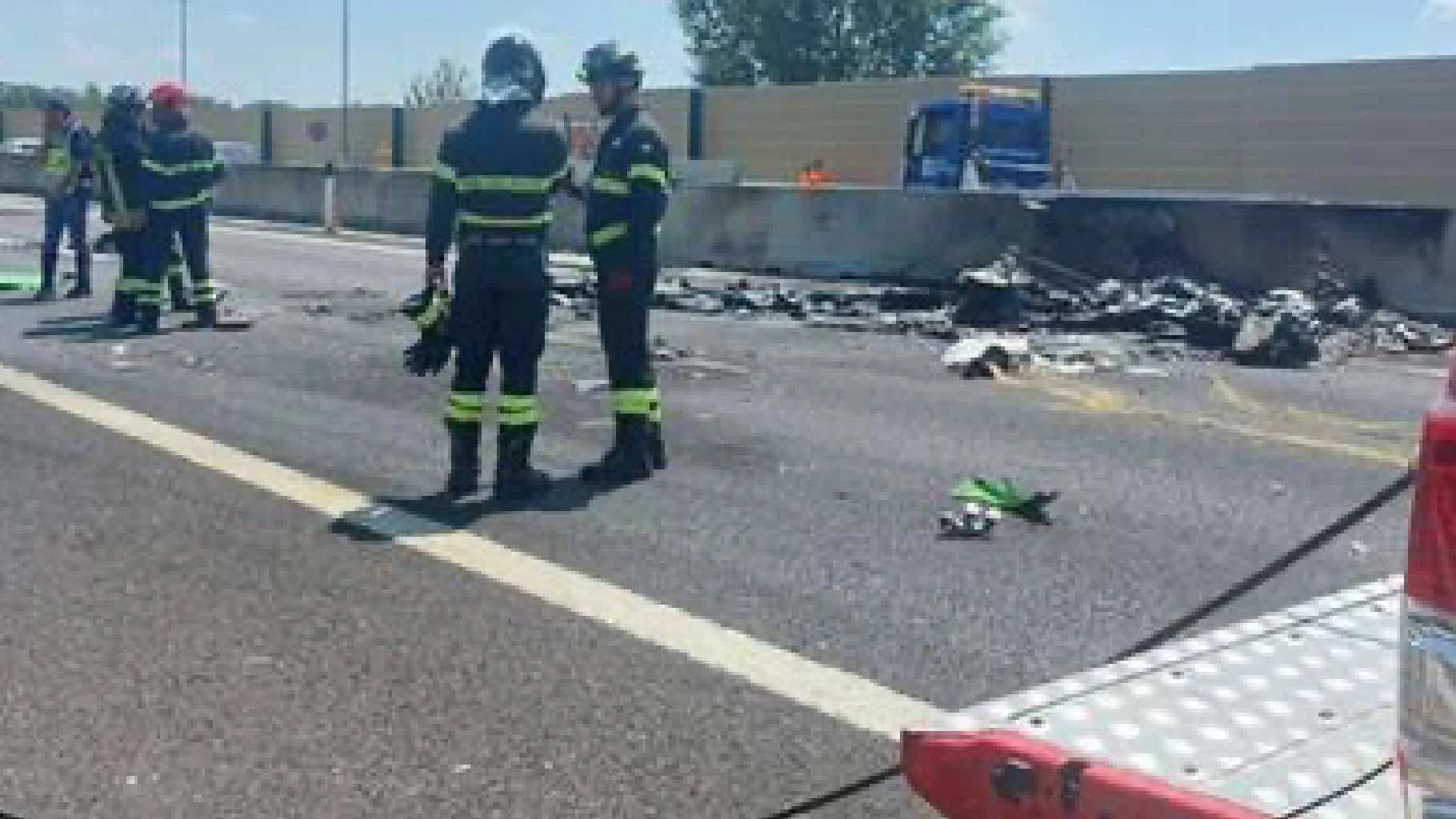 Aereo precipita sull’autostrada in Italia: ci sono vittime