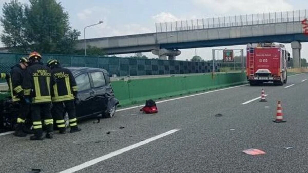 Auto contromano in autostrada, schianto frontale violentissimo: è una strage Auto contromano in autostrada, schianto frontale violentissimo: è una strage