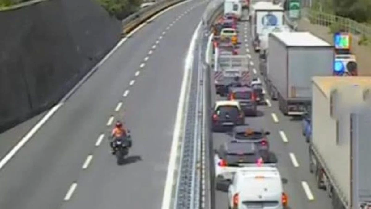 “È morta così”. Incidente in autostrada, tutto bloccato: code chilometriche “È morta così”. Incidente in autostrada, tutto bloccato: code chilometriche