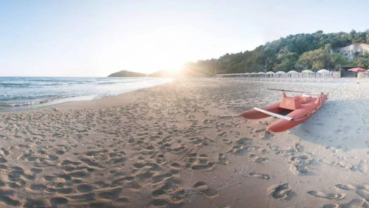 Risucchiata da una buca sul fondale, ancora paura in spiaggia Risucchiata da una buca sul fondale, ancora paura in spiaggia