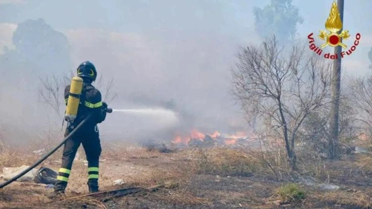 scoppia incendio vicino all8217aeroporto sospesi tutti i voli restate a casa