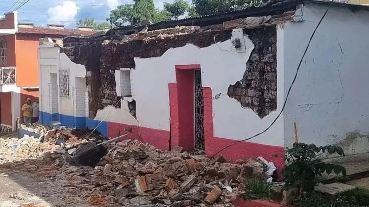 Terremoto, scossa fortissima: crollano le pareti delle case Terremoto, scossa fortissima: crollano le pareti delle case