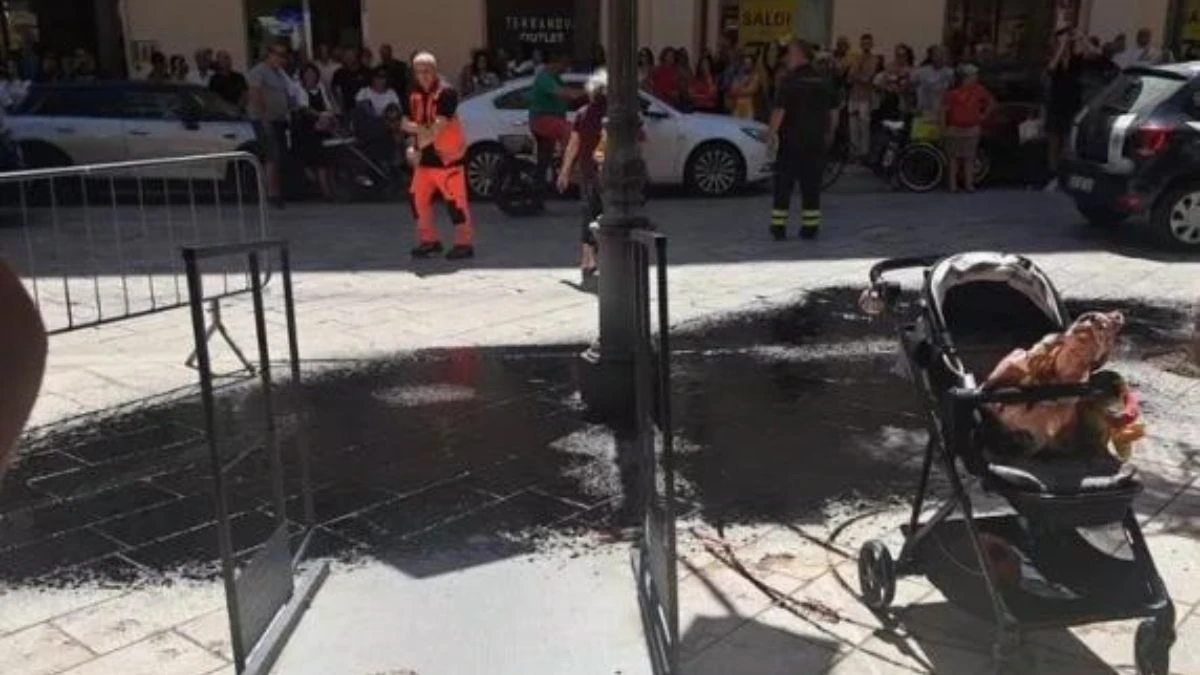 Cade catrame bollente dal terrazzo su un bimbo di 6 mesi: tragedia in Italia Cade catrame bollente dal terrazzo su un bimbo di 6 mesi: tragedia in Italia