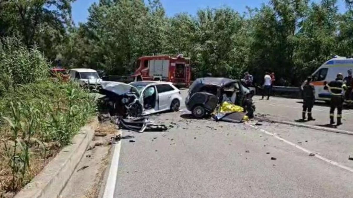 incidente spaventoso in italia auto distrutte chiusa la strada