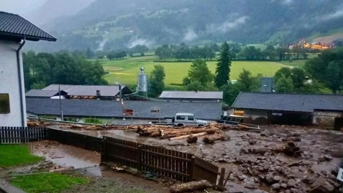 frana devastante bloccate strade e ferrovie la situazione