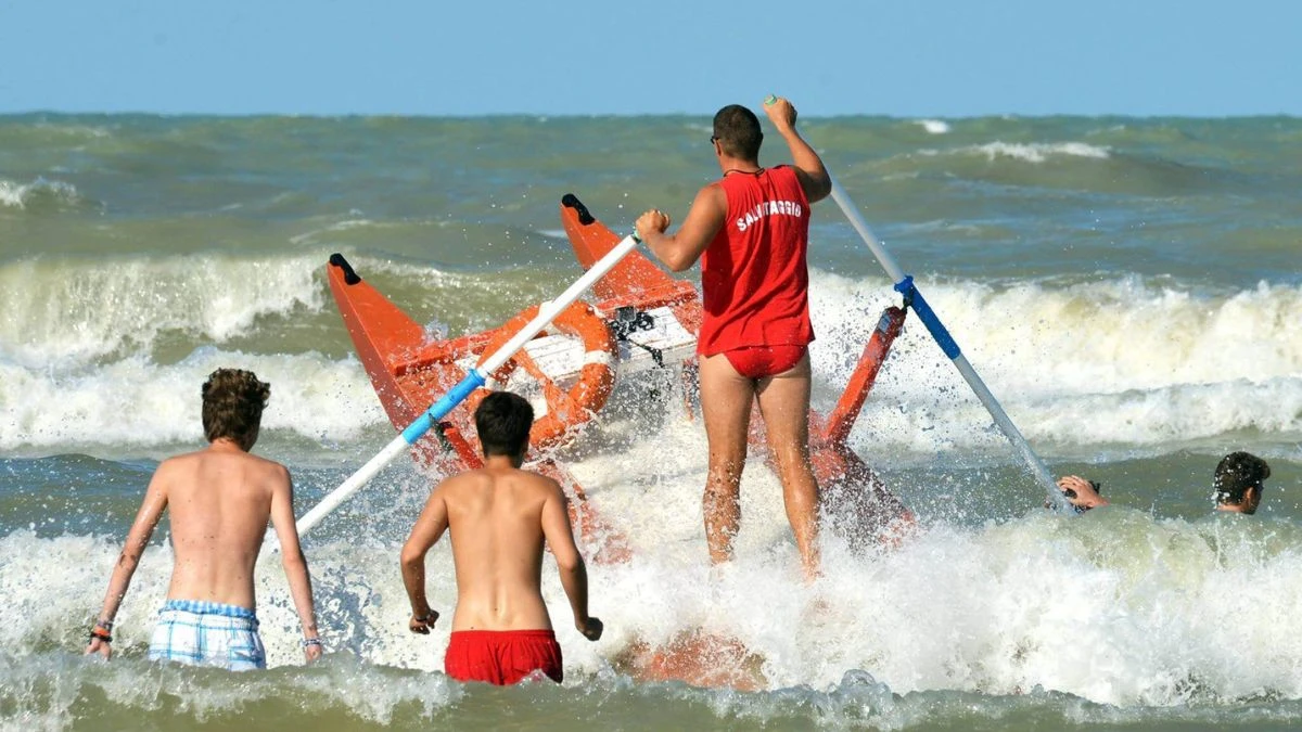 choc in spiaggia due ragazze rischiano di affogare l8217intervento dell8217ex inter