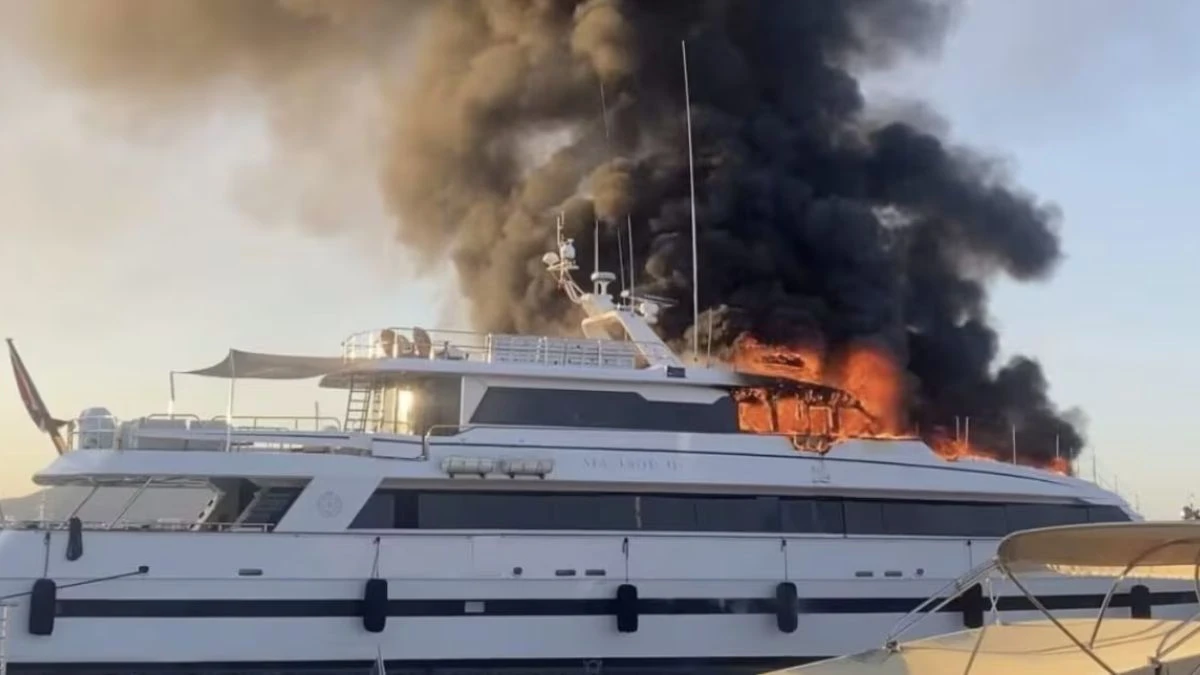 Saint Tropez yacht fiamme