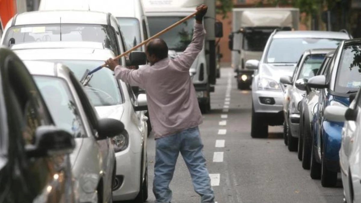 Follia in Italia, dice di no al lavavetri: quello che accade dopo è terribile