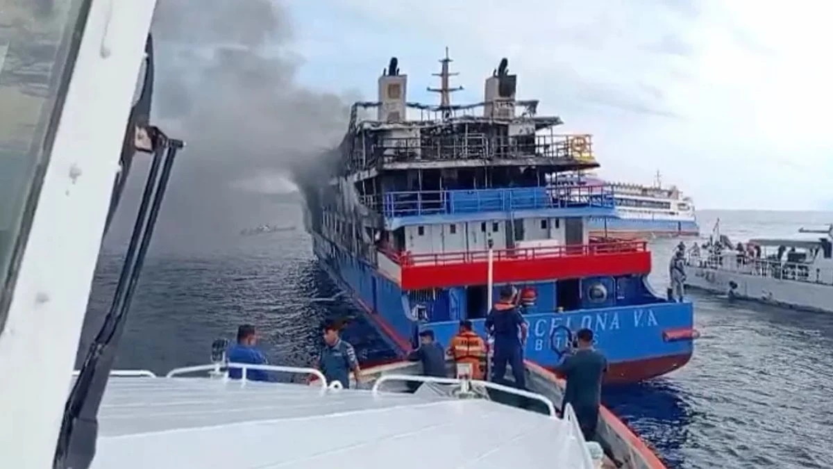 Traghetto va a fuoco, le fiamme divorano la nave: ci sono morti (VIDEO) Traghetto va a fuoco, le fiamme divorano la nave: ci sono morti (VIDEO)