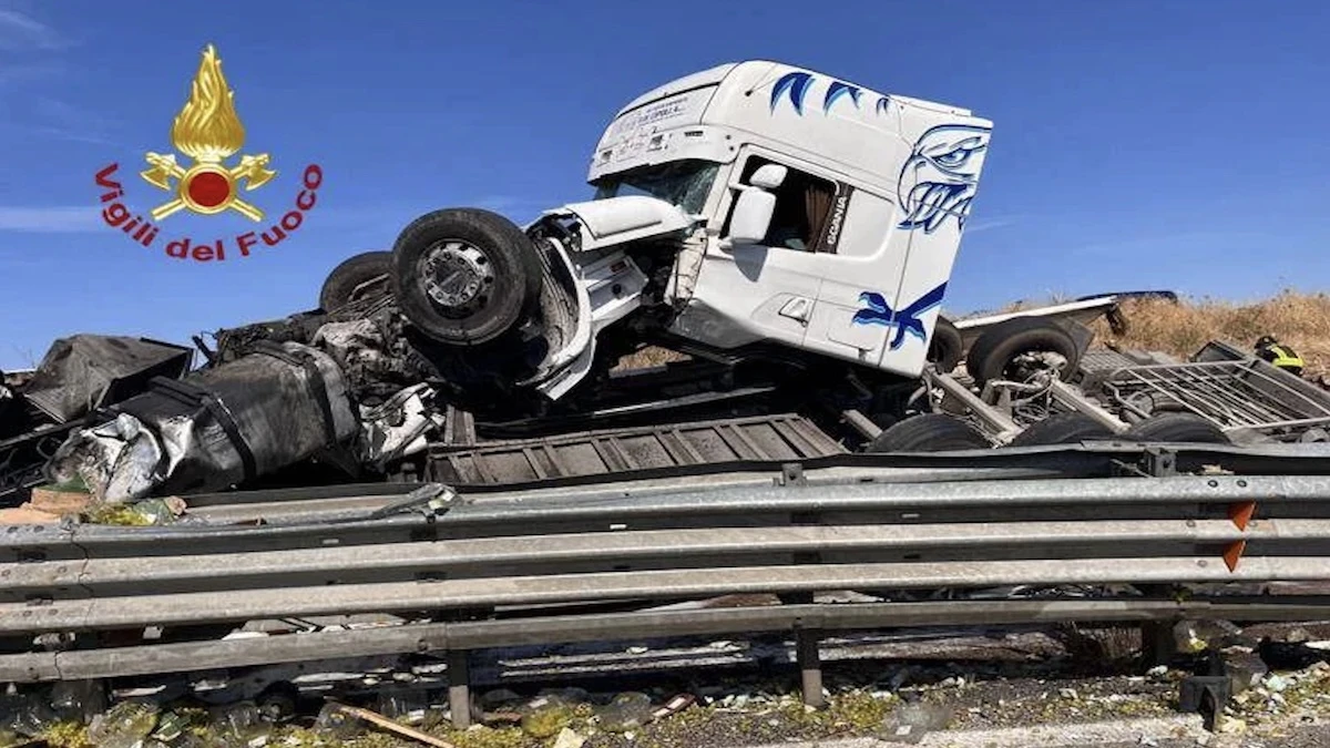 terribile incidente camion si accartoccia sull8217asfalto dinamica spaventosa
