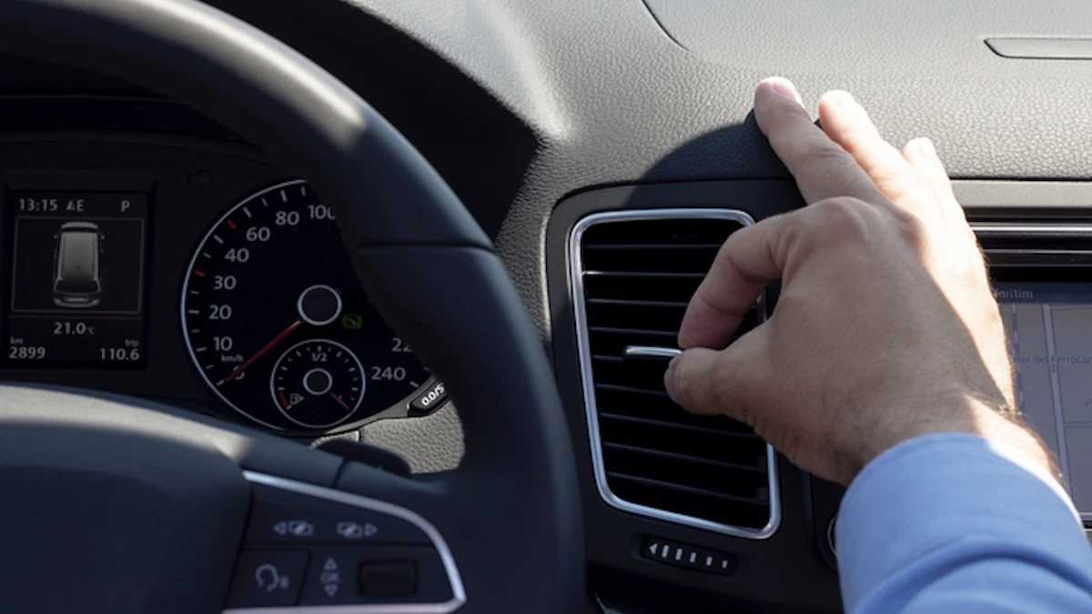 Auto rovente, come rinfrescarla d’estate senza accendere l’aria condizionata: il trucco giapponese Auto rovente, come rinfrescarla d’estate senza accendere l’aria condizionata: il trucco giapponese