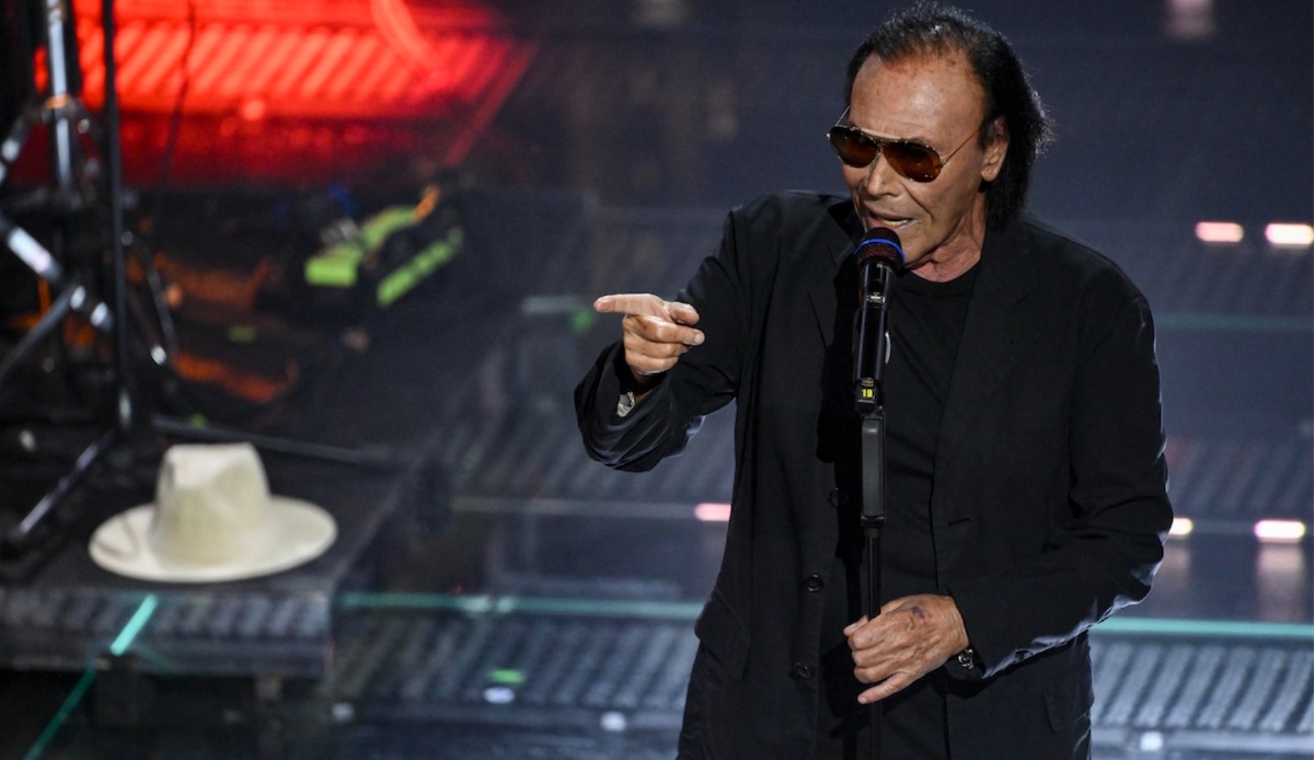Antonello Venditti, accade l’impensabile durante il concerto: con chi sale sul palco (VIDEO) Antonello Venditti, accade l’impensabile durante il concerto: con chi sale sul palco (VIDEO)