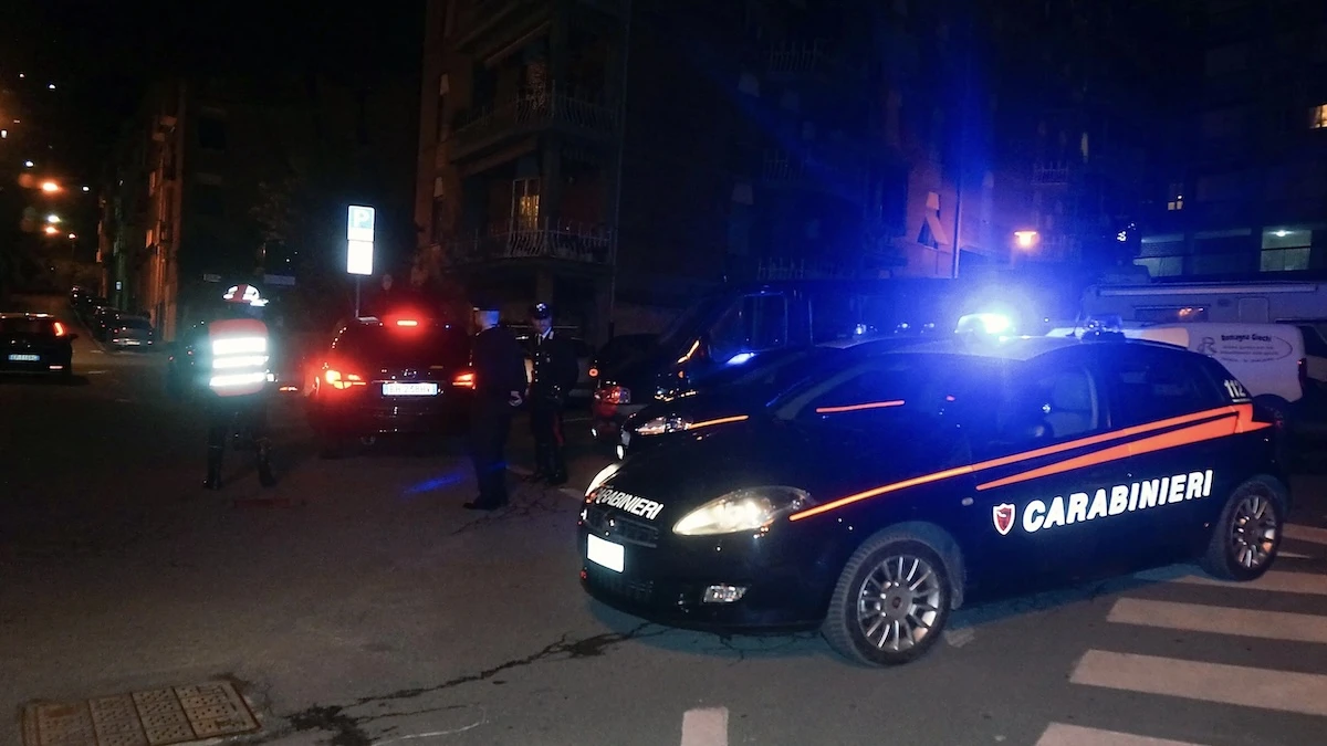 Caos in pieno centro, gira armato di machete: “Chiudetevi in casa” Caos in pieno centro, gira armato di machete: “Chiudetevi in casa”