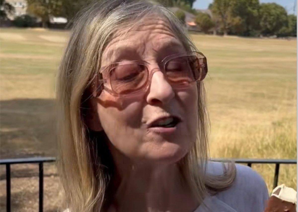 La star 64enne della tv devastata dall’Alzheimer: il video del marito commuove il web (VIDEO) La star 64enne della tv devastata dall’Alzheimer: il video del marito commuove il web (VIDEO)