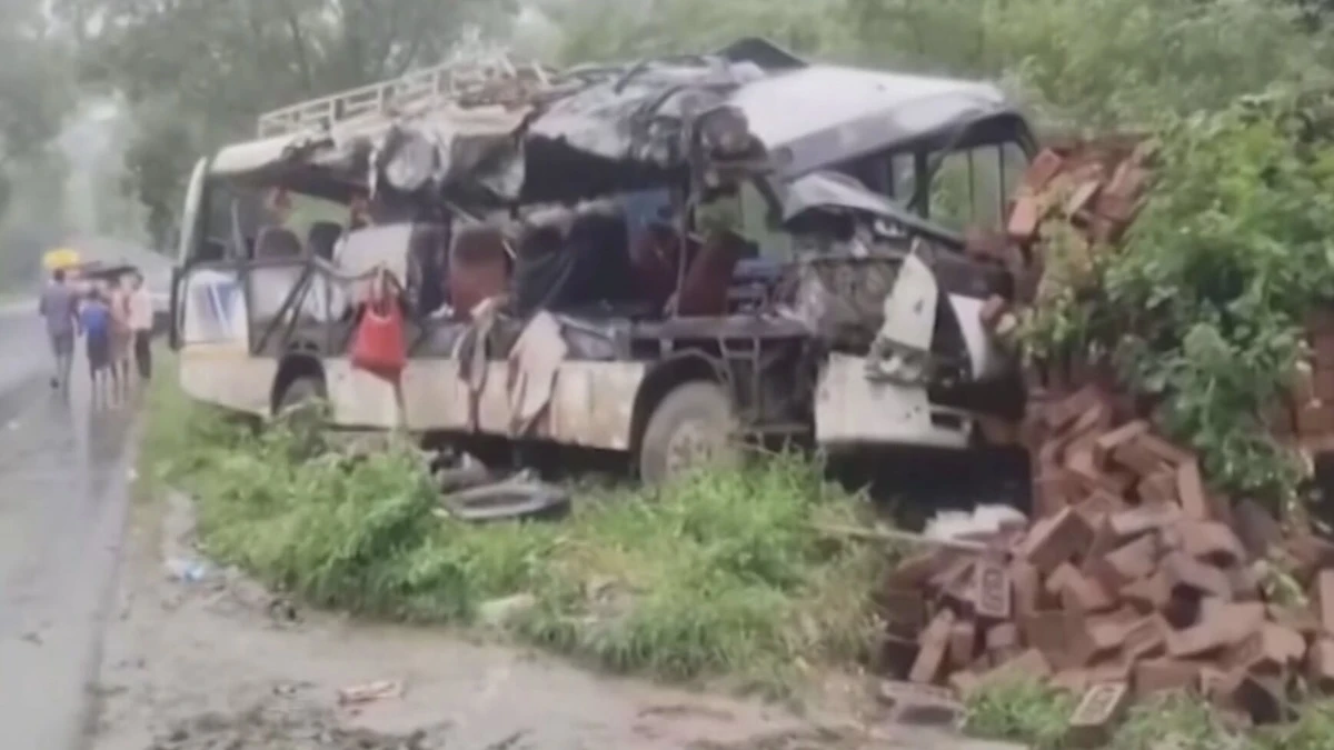 viaggio spirituale finisce in tragedia il bus di pellegrini si schianta contro un tir
