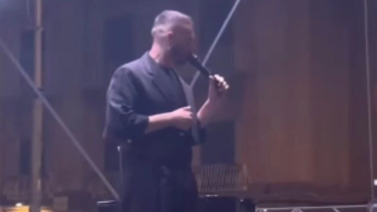 Il cantate italiano fa un rivelazione sconvolgente: “Mi è successo perché sono gay” Il cantate italiano fa un rivelazione sconvolgente: “Mi è successo perché sono gay”
