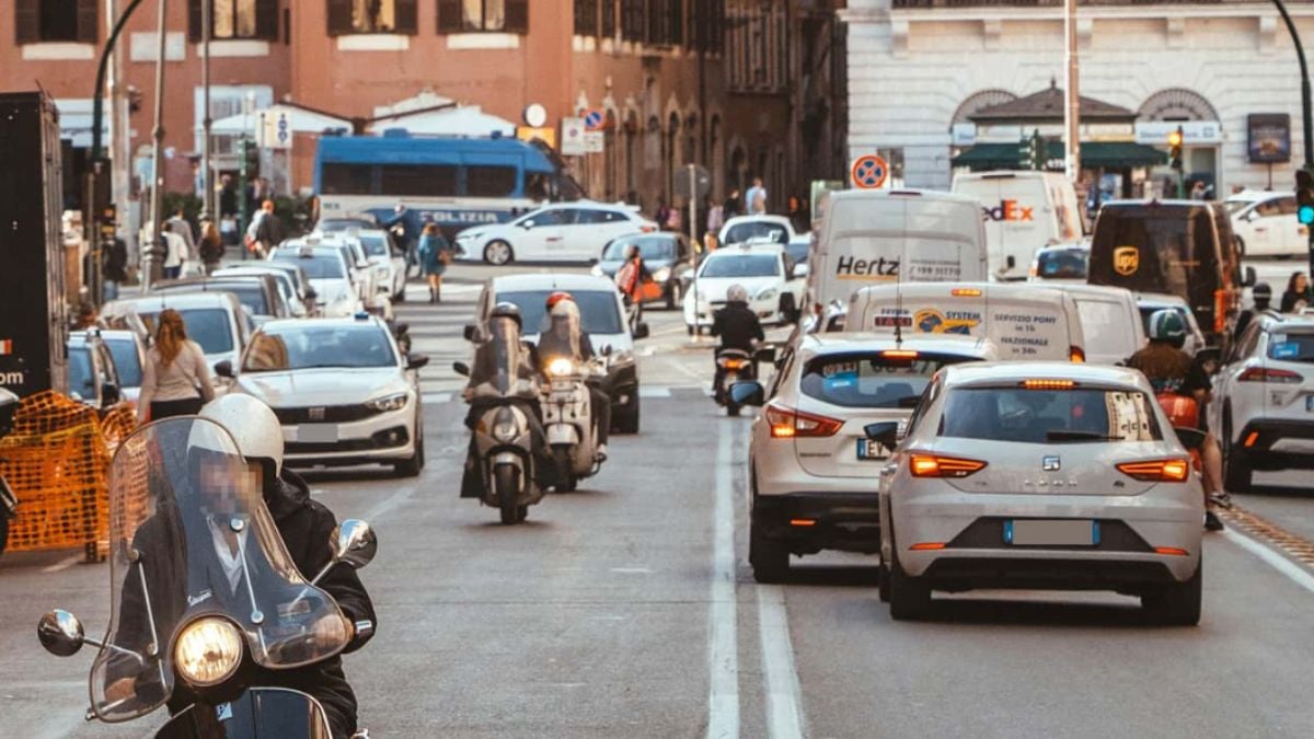Nuovo codice stradale, sempre più città lo stanno vietando: cosa non si può più fare