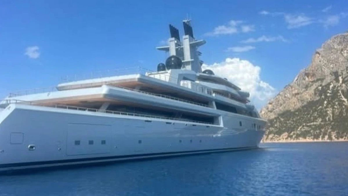 si presenta in sardegna con uno yacht enorme ecco chi la scoperta incredibile