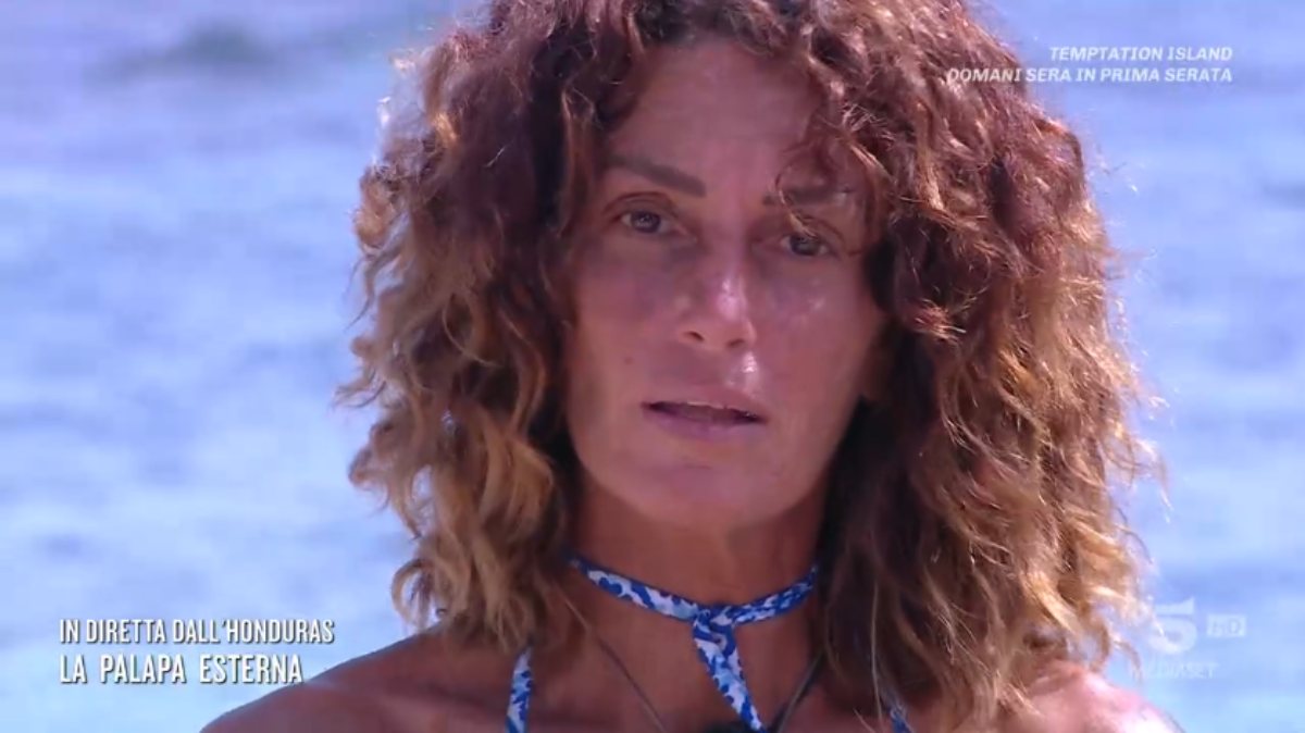 “Ho toccato il fondo”. “L’Isola dei Famosi”, Cristina scoppia a piangere: confessione da brividi