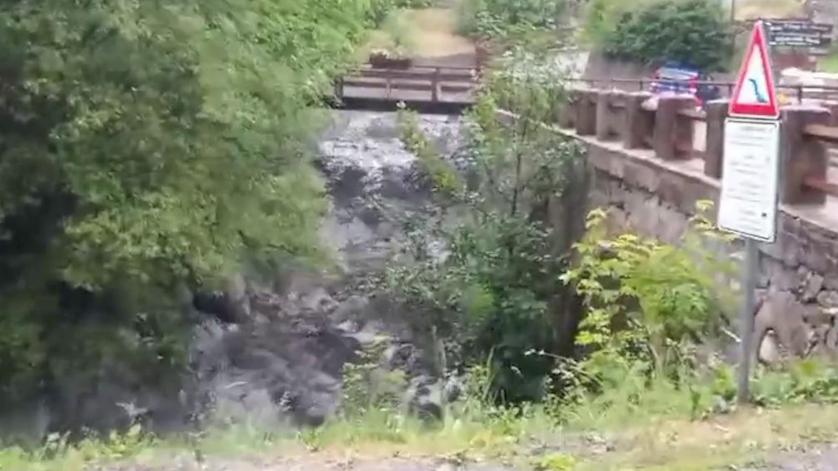 Alluvione, esonda il fiume in Italia: c’è un morto. “Non uscite di casa” Alluvione, esonda il fiume in Italia: c’è un morto. “Non uscite di casa”
