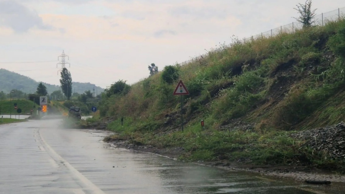 Frana crolla sulla statale, strada bloccata: la situazione Frana crolla sulla statale, strada bloccata: la situazione