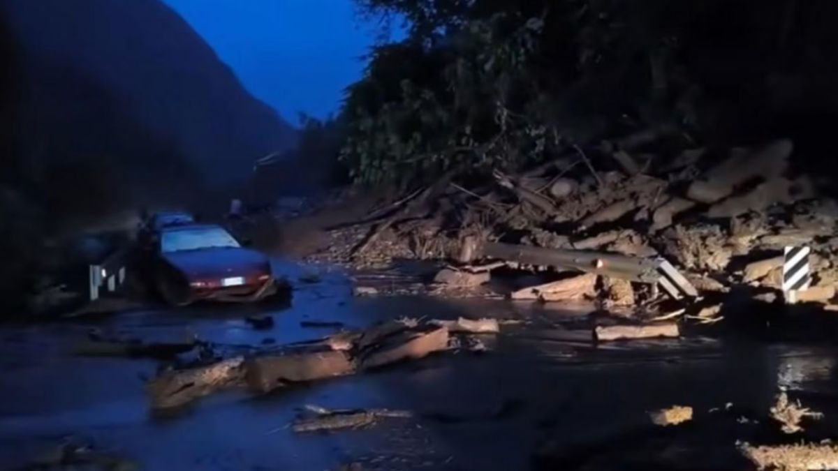 Bomba d’acqua e allagamenti in Italia: frana investe due auto Bomba d’acqua e allagamenti in Italia: frana investe due auto