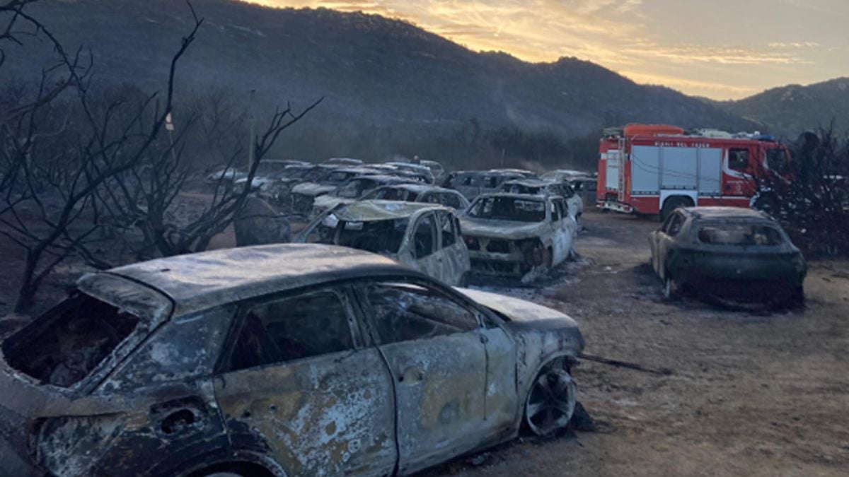 maxi incendio bagnanti intrappolati in spiaggia auto bruciate video