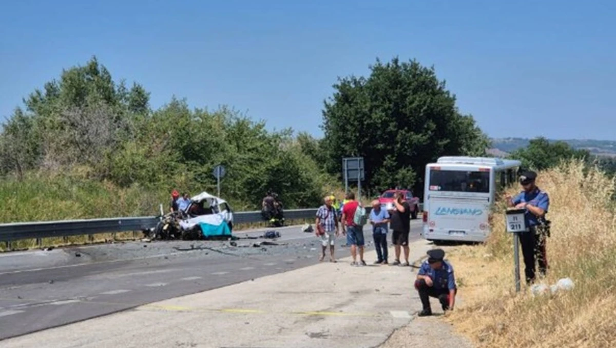 Grave incidente, macchina si schianta contro autobus pieno di passeggeri