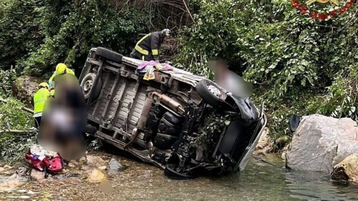 Pulmino precipita nel torrente in Italia, a bordo persone con disabilità