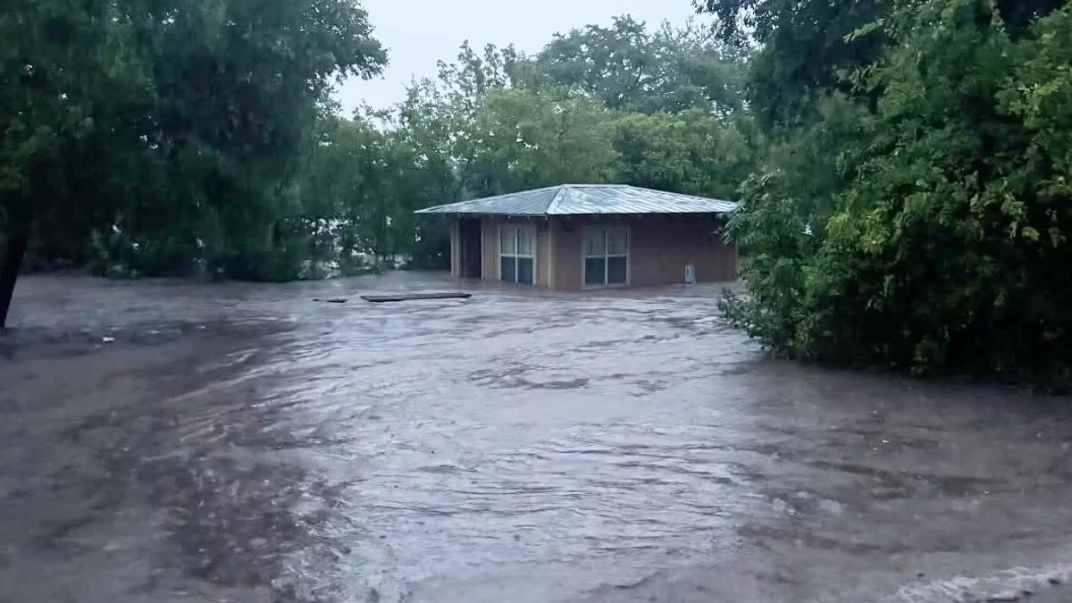 Tragedia al campo estivo: bambini travolti dall’alluvione. Bilancio terribile Tragedia al campo estivo: bambini travolti dall’alluvione. Bilancio terribile