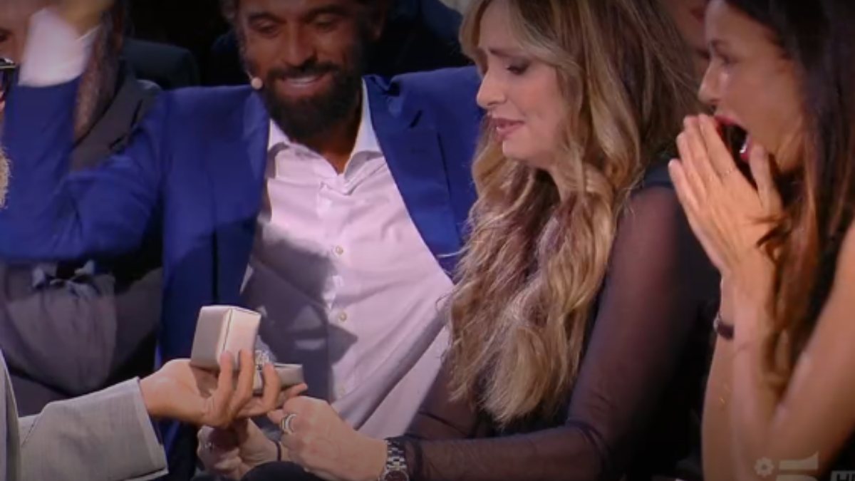 “L’Isola dei Famosi”, proposta di matrimonio in diretta: tutti in lacrime