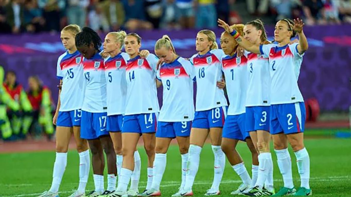 “Non ci inginocchiamo”: la decisione delle calciatrici al match contro la nazionale italiana, cosa succede “Non ci inginocchiamo”: la decisione delle calciatrici al match contro la nazionale italiana, cosa succede
