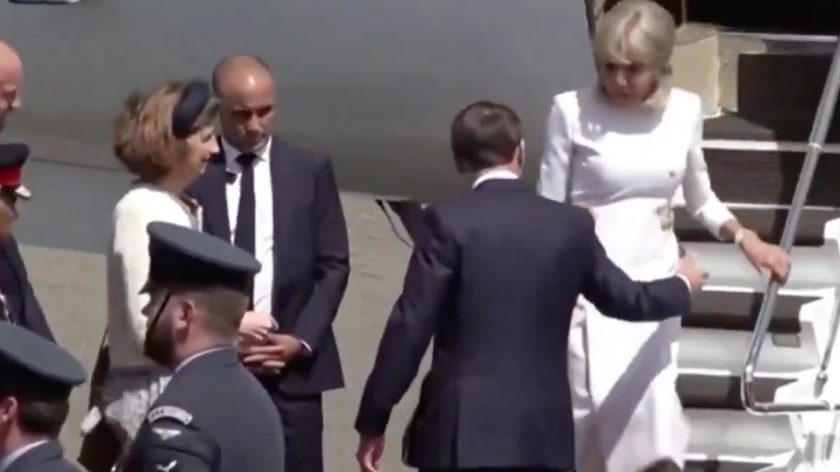 Macron e Brigitte in crisi? Il dettaglio all’aeroporto non sfugge (VIDEO) Macron e Brigitte in crisi? Il dettaglio all’aeroporto non sfugge (VIDEO)