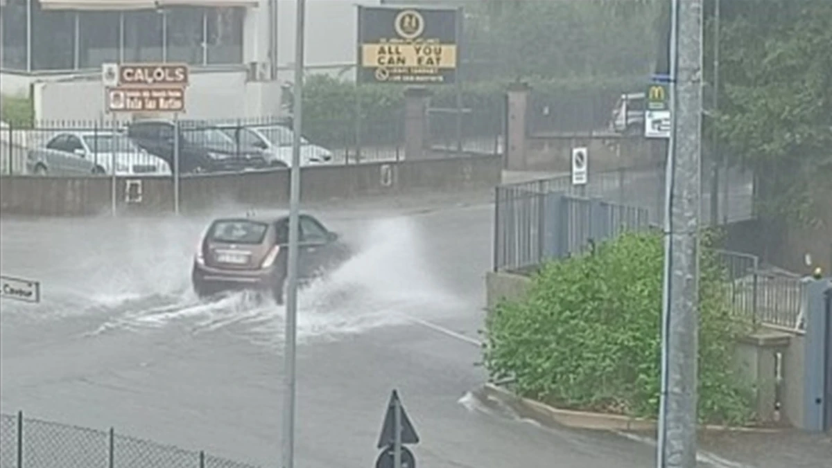 tempesta di grandine vento fortissimo e strade come fiumi video