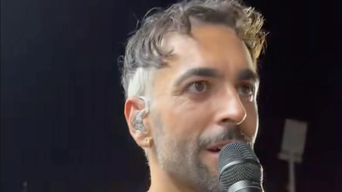 marco mengoni il gesto durante il concerto manda i fan in delirio cosa ha fatto