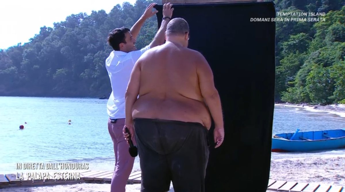 “L’Isola dei Famosi”, Mario Adinolfi scopre quanti chili ha perso: tutti a bocca aperta