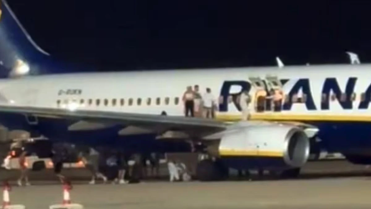 Allarme incendio sul volo Ryanair: il video dei passeggeri in fuga sulle ali (VIDEO) Allarme incendio sul volo Ryanair: il video dei passeggeri in fuga sulle ali (VIDEO)