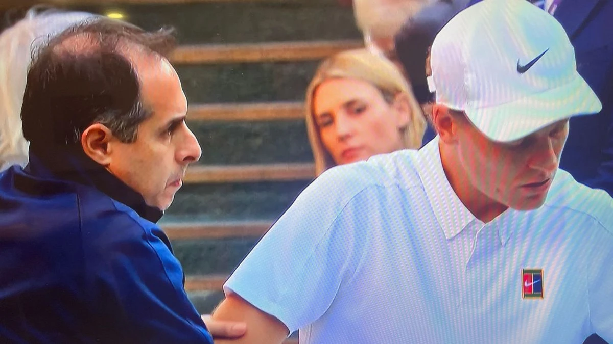 Sinner, problema durante il match a Wimbledon: medico in campo Sinner, problema durante il match a Wimbledon: medico in campo