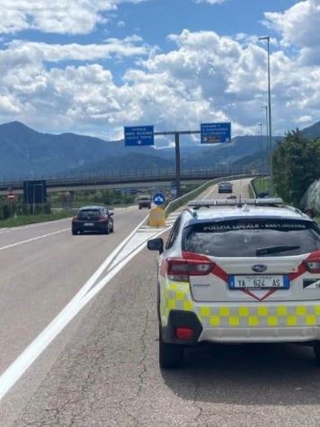 Trento, paura sulla statale in Valsugana: bimbo corre a zig-zag