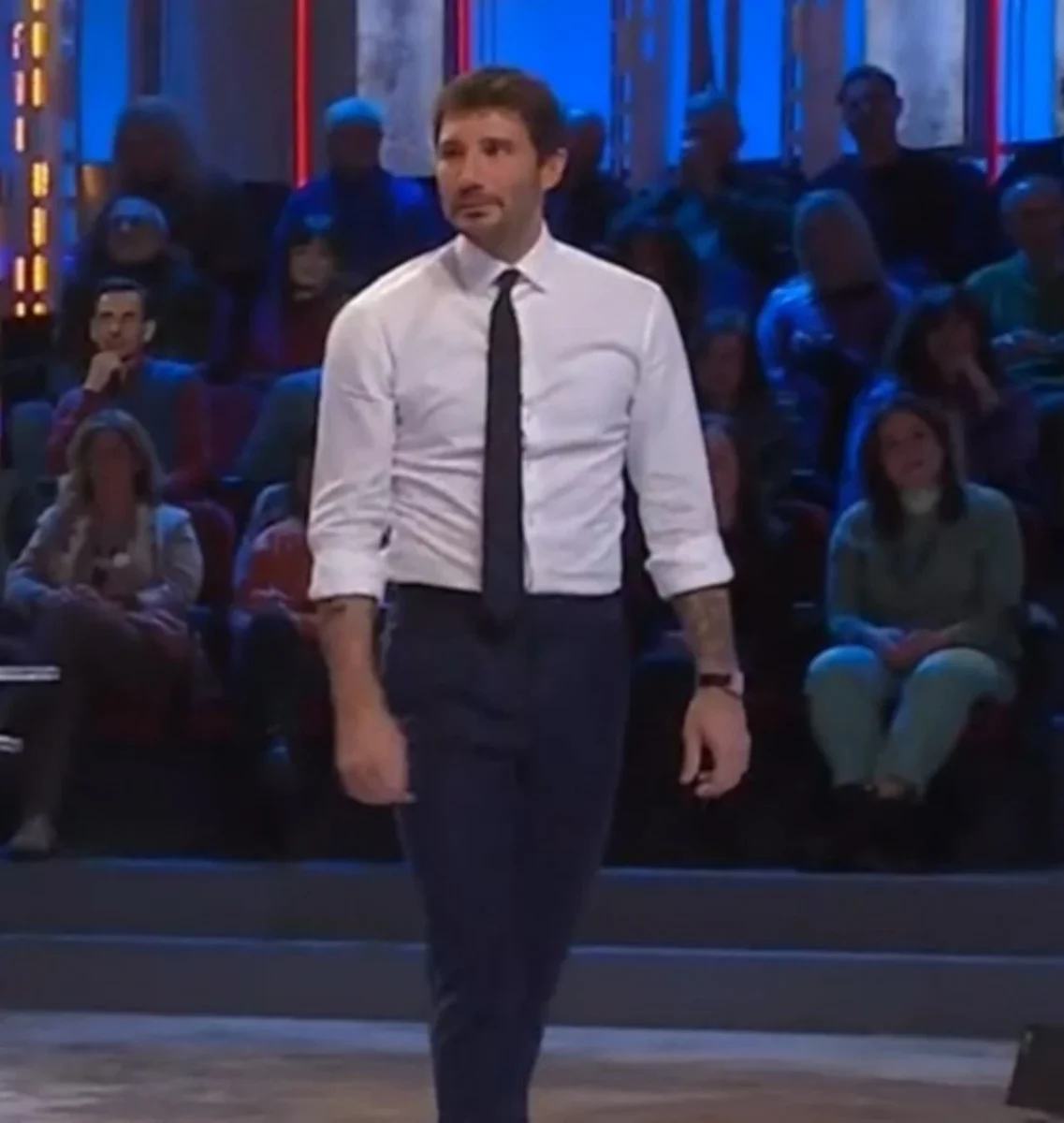 Stefano De Martino rapinato con il trucco dello specchietto: cos’è e come difendersi