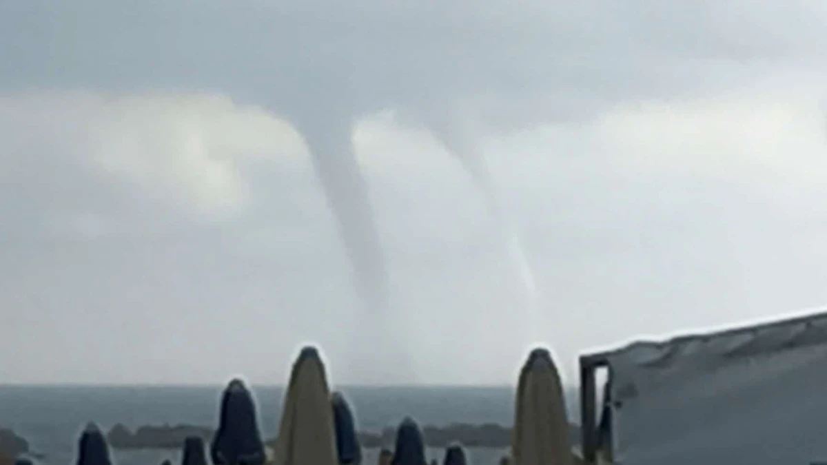 tromba d8217aria si abbatte sulla spiaggia vento fortissimo e pioggia battente