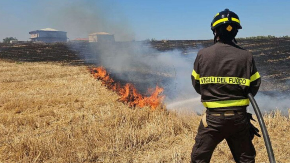 incendio nella nota localit224 turistica in italia panico e persone in fuga