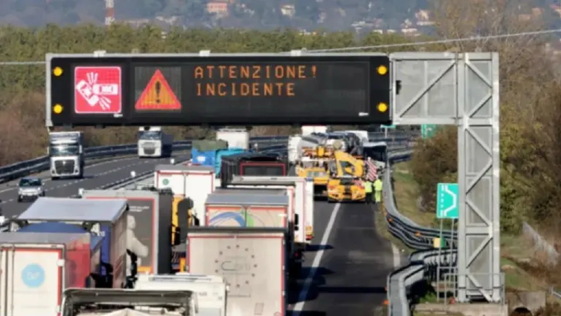 schianto tremendo in autostrada poi l8217incendio tragedia all8217alba
