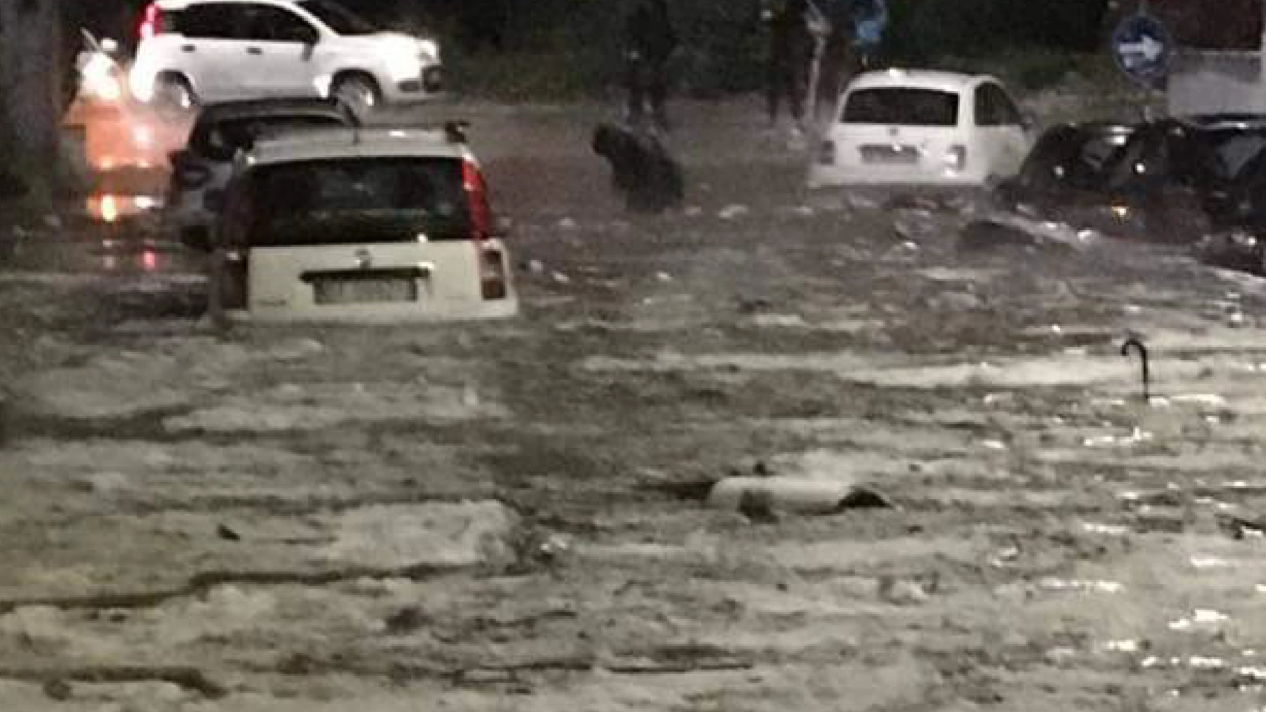 Bomba d’acqua all’alba in Italia: strade allagate e forte vento Bomba d’acqua all’alba in Italia: strade allagate e forte vento