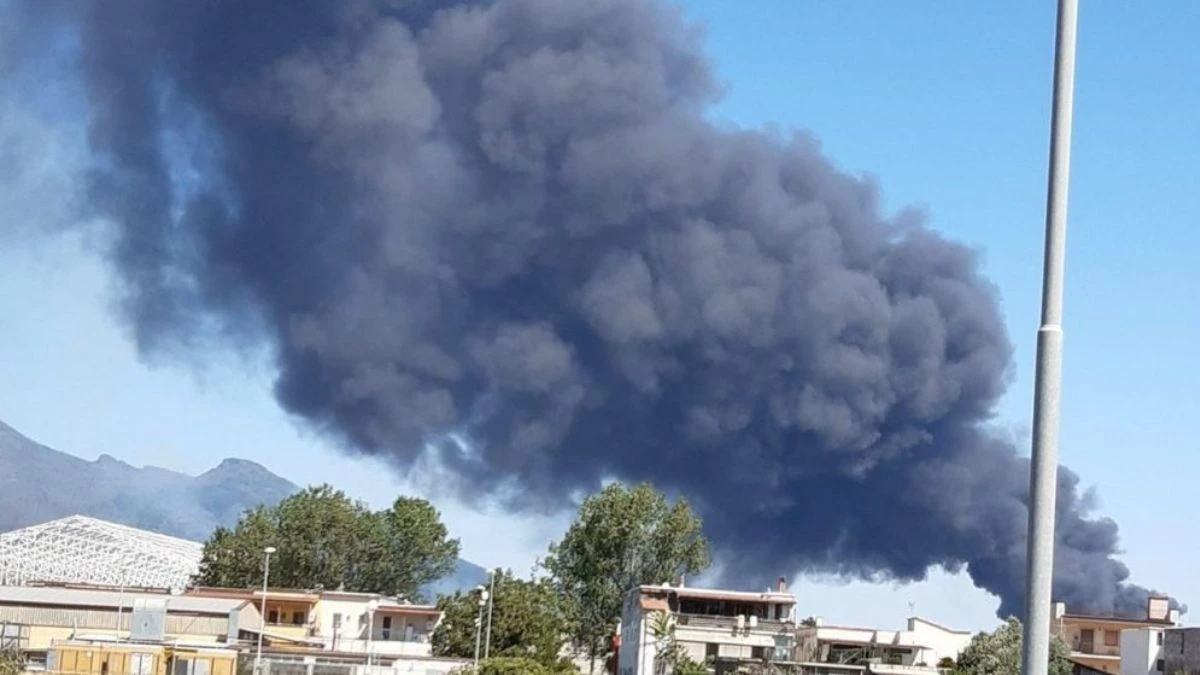 enorme incendio in italia colonna di fumo altissima