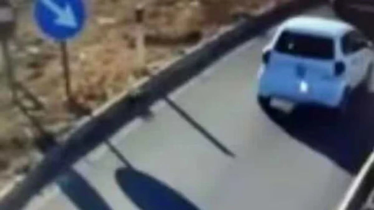 Contromano in autostrada con la minicar, poi accade l’impensabile: come si salvano Contromano in autostrada con la minicar, poi accade l’impensabile: come si salvano